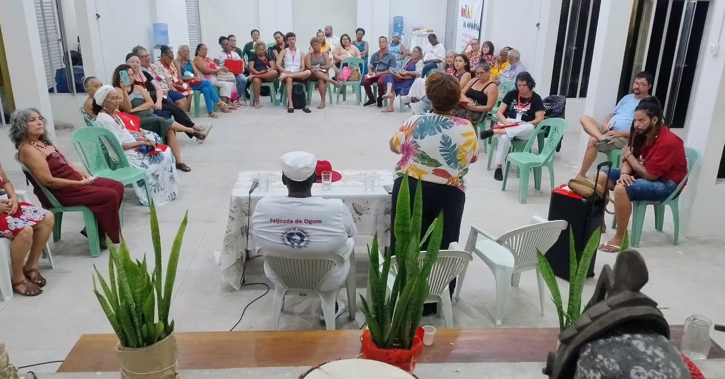 Participantes sentados em roda durante encontro do Giras da Memória no CAC Bongar